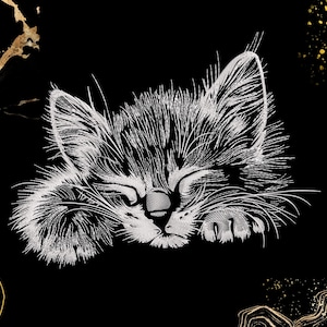 Puede incluir: Un dibujo de línea blanca de un gatito durmiendo sobre un fondo negro con acentos dorados.