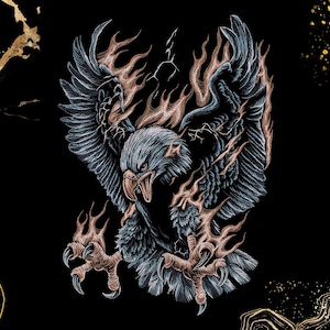Puede incluir: Una ilustración gráfica detallada de un águila calva en vuelo con las garras extendidas hacia adelante. El águila está representada en tonos azul oscuro y gris, rodeada de llamas estilizadas de color naranja y amarillo sobre un fondo negro.
