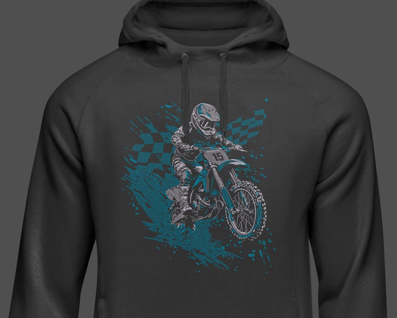 Puede incluir: Sudadera con capucha gris oscuro con un gr&aacute;fico turquesa y gris de un piloto de motocross en una moto azul. El dise&ntilde;o incluye una bandera a cuadros y un efecto de salpicaduras de pintura turquesa. El piloto lleva casco y el n&uacute;mero 15 es visible.