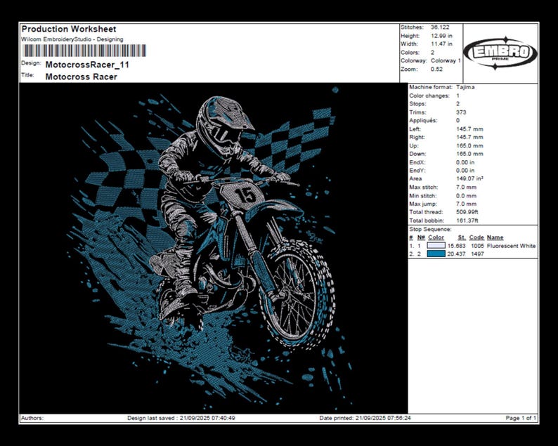 Puede incluir: Un dise&ntilde;o de bordado en negro y verde azulado titulado "Motocross Racer" que representa a un piloto en una moto. El dise&ntilde;o incluye una bandera a cuadros y el n&uacute;mero 15. La imagen tambi&eacute;n contiene detalles de producci&oacute;n.