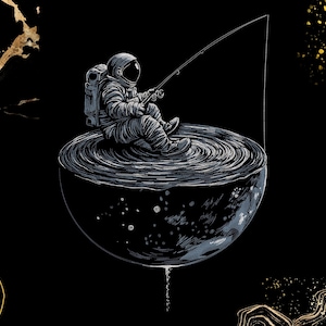 Może przedstawiać: Czarno-biała ilustracja astronauty łowiącego ryby na kuli przypominającej planetę. Astronauta siedzi, trzymając wędkę, z żyłką zarzuconą w wirującą wodę. Tło jest czarne ze złotymi akcentami.