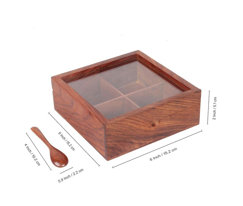 Puede incluir: Una caja de madera con tapa de vidrio y cuatro compartimentos. La caja mide 15,2 cm por 15,2 cm y 5,1 cm de alto. Viene con una peque&ntilde;a cuchara de madera.