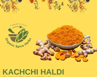 Op de afbeelding: Een kom met felgeel kurkumapoeder met de woorden "KACHCHI HALDI RAW TURMERIC" eronder gedrukt. De kom is omringd door stukken verse kurkumawortel.