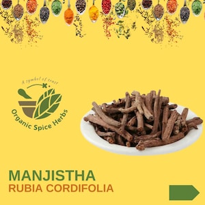 Könnte beinhalten: Getrocknete Manjistha-Wurzel, auch bekannt als Rubia Cordifolia, in einer weißen Schüssel auf gelbem Hintergrund. Die Wurzel ist rotbraun und hat eine raue Textur. Das Bild enthält auch ein Logo für "Organic Spice Herbs" mit dem Text "A symbol of trust".