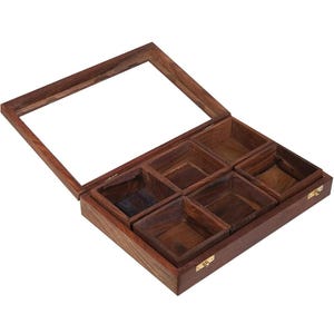 Puede incluir: Una caja de madera con tapa de vidrio, dividida en seis compartimentos. La caja est&aacute; abierta y los compartimentos est&aacute;n vac&iacute;os.