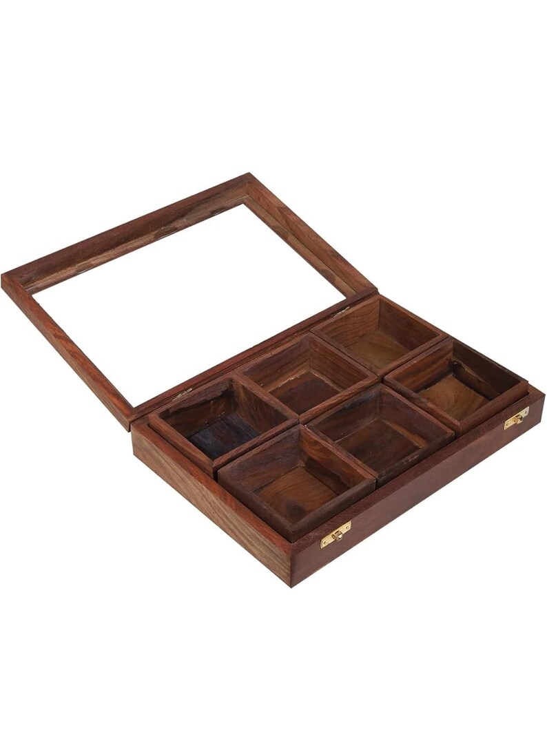 Puede incluir: Una caja de madera con tapa de vidrio, dividida en seis compartimentos. La caja est&aacute; abierta y los compartimentos est&aacute;n vac&iacute;os.