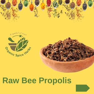 Puede incluir: Propoleo de abeja crudo en un tazón marrón. El propóleo es de color marrón oscuro y tiene una textura rugosa. El tazón está sobre un fondo amarillo. El texto "Propoleo de abeja crudo" está escrito en letras negras debajo del tazón.