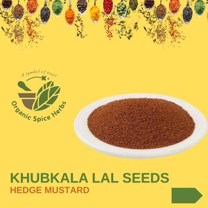 Può includere: Una ciotola bianca piena di semi di Khubkala Lal marroni, noti anche come senape da siepe. La ciotola è su uno sfondo giallo con un logo che dice "Organic Spice Herbs" e il testo "A symbol of trust!"