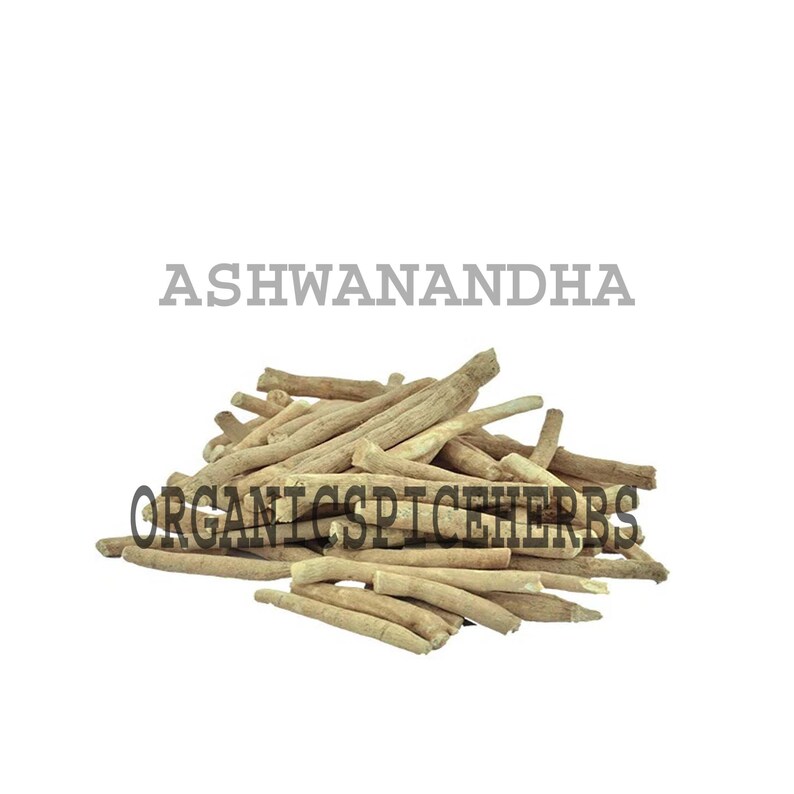 K&ouml;nnte beinhalten: Ein Haufen getrockneter Ashwagandha-Wurzel, ein nat&uuml;rliches Kraut, das in der traditionellen Medizin verwendet wird. Die Wurzeln sind hellbraun und haben eine leicht holzige Textur. Der Text "ORGANICSPICEHERBS" ist im Bild sichtbar.