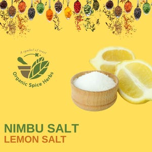 以下が含まれることがあります： 黄色い背景に、白い塩が満たされた木製のボウルと、レモンの半分が2つ置かれています。画像の下部には「Nimbu Salt Lemon Salt」というテキストがあります。左上には「Organic Spice Herbs」というテキストのロゴがあります。