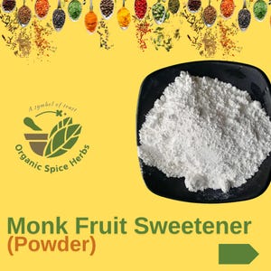 Puede incluir: Polvo de edulcorante de fruta de monje blanco en un tazón negro. El polvo es un edulcorante natural y bajo en calorías. Un símbolo de confianza, el logotipo de hierbas de especias orgánicas está en el fondo.