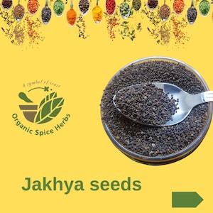 Puede incluir: Primer plano de un tazón pequeño lleno de semillas marrones oscuras. Una cuchara está recogiendo las semillas. El tazón está sobre un fondo amarillo. El texto "Jakhya seeds" está debajo del tazón. El texto "A symbol of trust Organic Spice Herbs" está en un círculo verde en el lado izquierdo de la imagen.