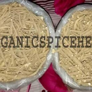 K&ouml;nnte beinhalten: Zwei wei&szlig;e Plastikt&uuml;ten gef&uuml;llt mit getrockneten braunen Wurzeln. Die Beutel sind mit "ORGANICSPICEHERBS" beschriftet.