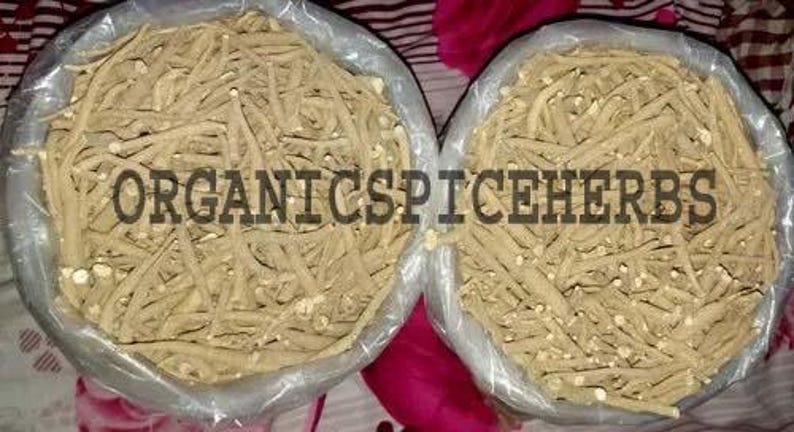 K&ouml;nnte beinhalten: Zwei wei&szlig;e Plastikt&uuml;ten gef&uuml;llt mit getrockneten braunen Wurzeln. Die Beutel sind mit "ORGANICSPICEHERBS" beschriftet.