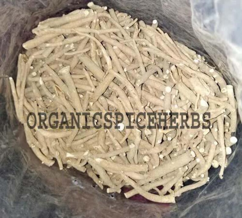 K&ouml;nnte beinhalten: Nahaufnahme eines Beutels gef&uuml;llt mit getrockneten, hellbraunen Wurzeln. Die Wurzeln sind lang und d&uuml;nn und in einem zuf&auml;lligen Muster angeordnet. Der Text "ORGANICSPICEHERBS" ist auf den Wurzeln sichtbar.