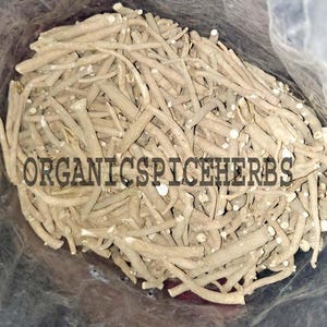 K&ouml;nnte beinhalten: Nahaufnahme eines Beutels gef&uuml;llt mit getrockneten, hellbraunen Wurzeln. Die Wurzeln sind lang und d&uuml;nn, mit einer leicht rauen Textur. Der Beutel ist mit "ORGANICSPICEHERBS" beschriftet.