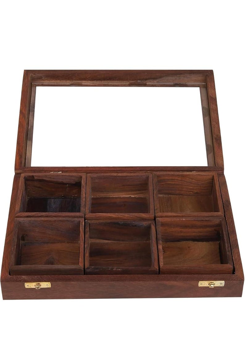 Puede incluir: Una caja de madera con tapa de vidrio y seis compartimentos. La caja es de madera marr&oacute;n oscuro y tiene bisagras de lat&oacute;n.