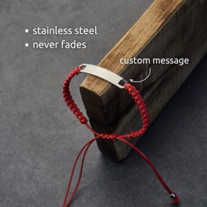 Può includere: Un cartello in legno rustico con la scritta "Welcome to our home" in stile scritto a mano. Il cartello rettangolare presenta una finitura invecchiata e un design semplice e invitante. Adatto per uso interno o esterno.