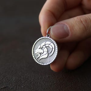 Okrągły srebrny naszyjnik z Koziorożcem, wisior ze srebra próby 925, biżuteria ze znakiem zodiaku, wyjątkowy prezent dla mężczyzn i kobiet z Koziorożcem, urok astrologiczny