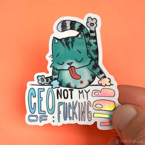 Könnte beinhalten: Ein Aufkleber mit einer Cartoon-Katze in Türkis und Schwarz, mit herausgestreckter Zunge. Der Text auf dem Aufkleber lautet "CEO of: NOT MY FUCKING JOB" in einer verspielten Schriftart. Der Aufkleber hat einen holografischen Effekt.
