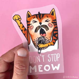 Könnte beinhalten: Ein Aufkleber mit einer Cartoon-Katze mit orangefarbenen und schwarzen Streifen, einem Schnurrbart und einem Mikrofon. Die Katze singt mit offenem Mund und erhobenem Arm. Der Text "DON'T STOP MEOW" steht darunter.