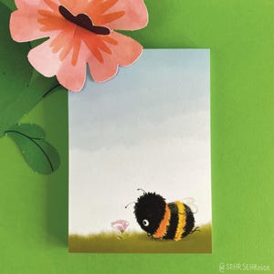 Könnte beinhalten: Eine niedliche Cartoon-Biene mit schwarzen und gelben Streifen schaut auf eine rosa Blume. Die Biene befindet sich auf einem grünen Hintergrund mit einer rosa Blume in der oberen linken Ecke.