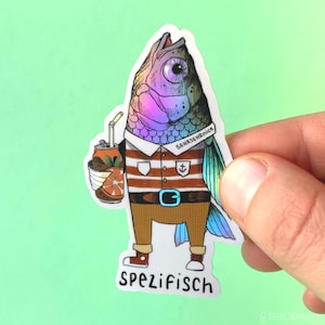 Könnte beinhalten: Ein holografischer Aufkleber mit einer Cartoon-Fischfigur. Der Fisch trägt ein gestreiftes Hemd, braune Hose und rote Schuhe und hält ein Getränk. Der Aufkleber hat den Text "spezifisch" unten und "SEHRSEHRnice" auf dem Hemd.
