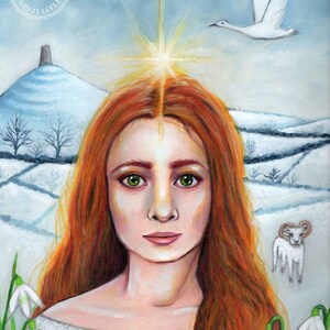 Puede incluir: Una pintura de una mujer con cabello largo y rojo y ojos verdes. Lleva un vestido blanco y tiene un halo de luz sobre su cabeza. El fondo es un paisaje nevado con un carnero blanco, un pájaro blanco volando en el cielo y campanillas de invierno en primer plano.