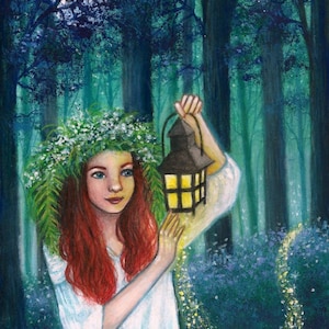 Puede incluir: Una mujer con el pelo largo y rojo lleva un vestido blanco y una corona de flores. Sostiene una linterna en un bosque oscuro con una luna en el fondo.