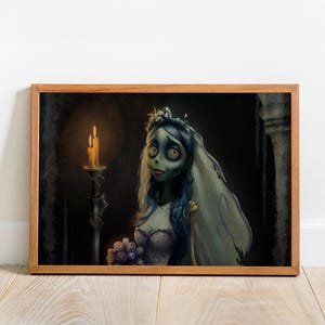 以下が含まれることがあります： アニメ映画「ティム・バートンのコープスブライド」のキャラクターが描かれたフレーム入りプリント。 青い髪と白いウェディングドレスを着た、顔色の悪い花嫁がブーケを持っています。 花嫁の左側には、火の灯ったろうそくがあります。