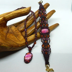 conjunto de pulseira e colar de macramê, cordão bordô, cristais Swarovski laranja e rosa, contas douradas, turquesa Spiny Oyster rosa