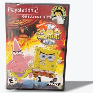 Puede incluir: Una caja de videojuego PlayStation 2 Greatest Hits de The SpongeBob SquarePants Movie. La portada muestra a Bob Esponja y Patricio con expresiones determinadas, un logo de Nickelodeon y una clasificación ESRB E. Hay una pegatina en la parte superior.
