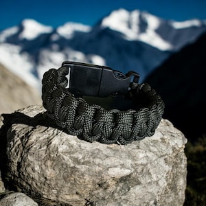 Paracord survival bracelet
