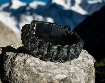 Paracord survival bracelet