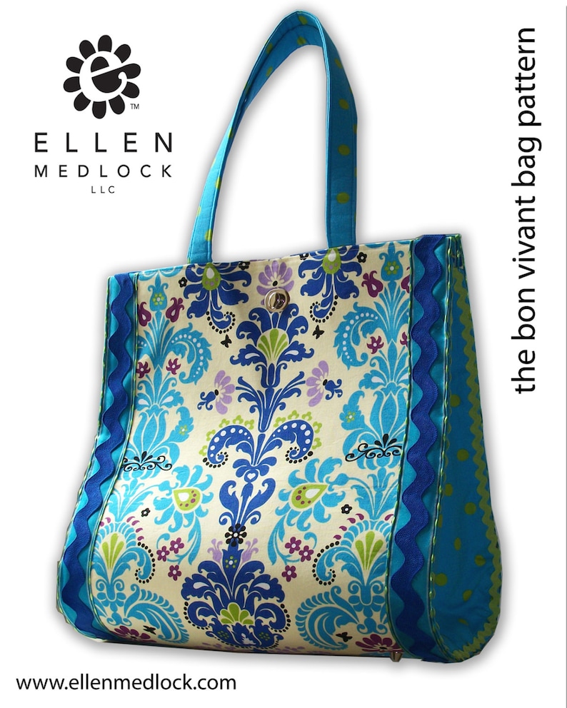 Pode incluir: Uma bolsa tote azul e verde com um padr&atilde;o floral e uma borda azul festoneada. A bolsa tem uma al&ccedil;a azul e um fecho de bot&atilde;o dourado. O texto "ELLEN MEDLOCK LLC" est&aacute; impresso na parte superior da bolsa. O texto "the bon vivant bag pattern" est&aacute; impresso no lado direito da bolsa.