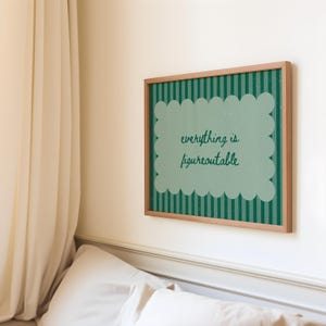 Könnte beinhalten: Gerahmter Wandkunstdruck mit dem Schriftzug "everything is figureoutable". Das Kunstwerk hat einen grünen, wellenförmigen Rand und einen grün gestreiften Hintergrund, eingebettet in einen Holzrahmen. Der Text ist grün.