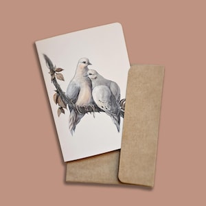 Tarjeta de felicitación "Dove Love" con temática naturalista y de observación de aves y sobre kraft.