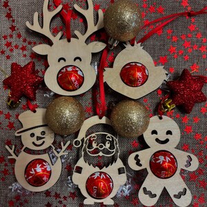 Geschenkanhänger Weihnachten mit Schokokugel, Anhänger aus Holz, personalisierter Geschenkanhänger