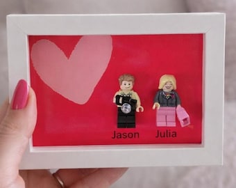 Minifigure love gift, in a 10x15cm photo frame. Valentine's Day gift for him or her. Personalized. Choose your own background.