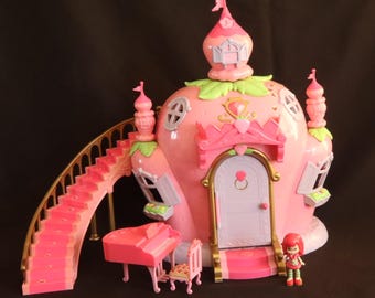 Strawberry Shortcake Bes Magic Castle Bandai 2005 Light & Sound 2005 playset, Strawberry toy with figure