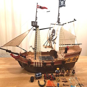 5135 Playmobil Pirate Ship, With Figures Cannonballs and