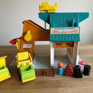 以下が含まれることがあります： ヴィンテージのFisher-Price Lift & Load Depotのおもちゃセット。セットには、「Lift & Load Depot」の文字が入ったターコイズと黄色のデポ、2台のトラック、フィギュア、樽、その他のアクセサリーが含まれています。おもちゃはプラスチック製です。