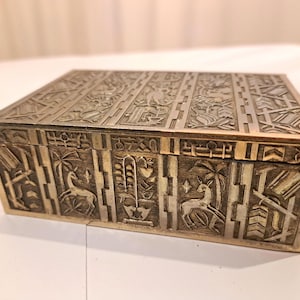 Portasigarette di Eugen Schwemmle per Erhart Söhne, anni '30 in ottone con decorazione in rilievo e legno metallo