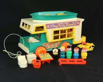 Camping-car familial Fisher Price 1972, voiture à tirer 994 avec accessoires.