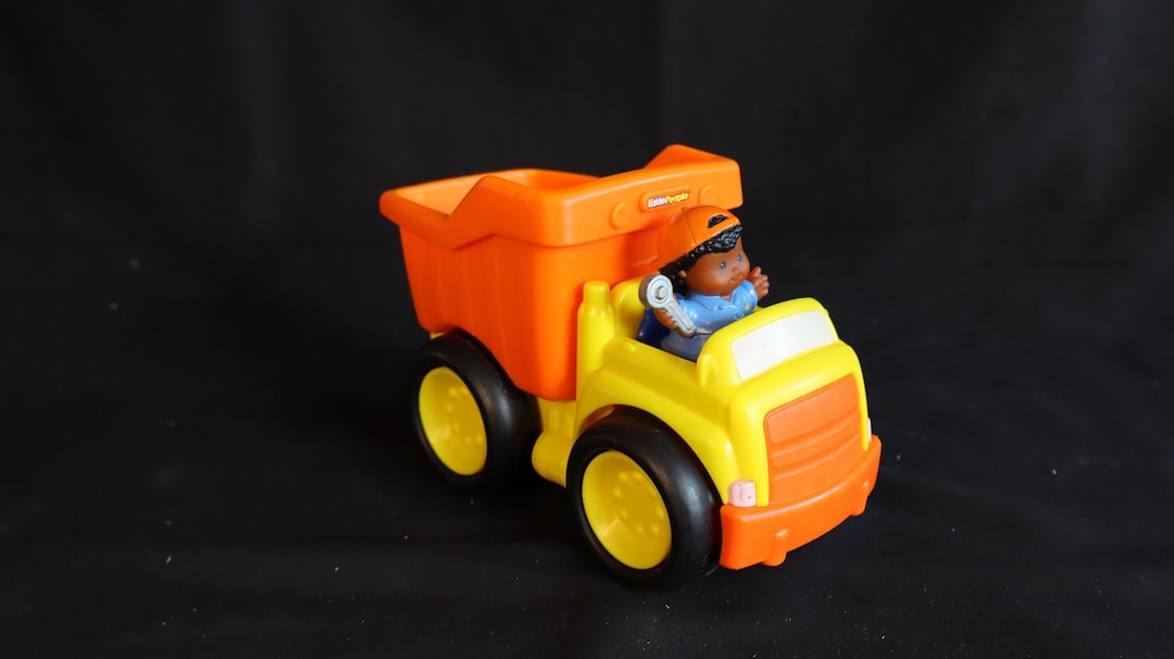 Fisher-Price Little People Camion de recyclage, jouet pour tout-petits | Véhicule poubelle à pousser, lumières, musique et sons, 2 figurines, enfants d'âge préscolaire à partir de 1 an