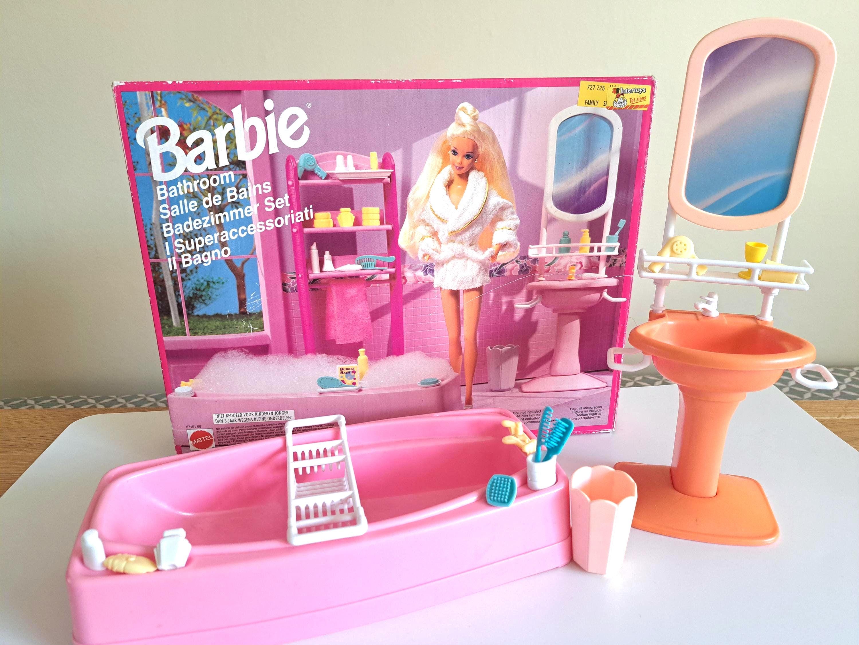 barbie-badezimmer aus den 90ern. mit badewanne und waschbecken