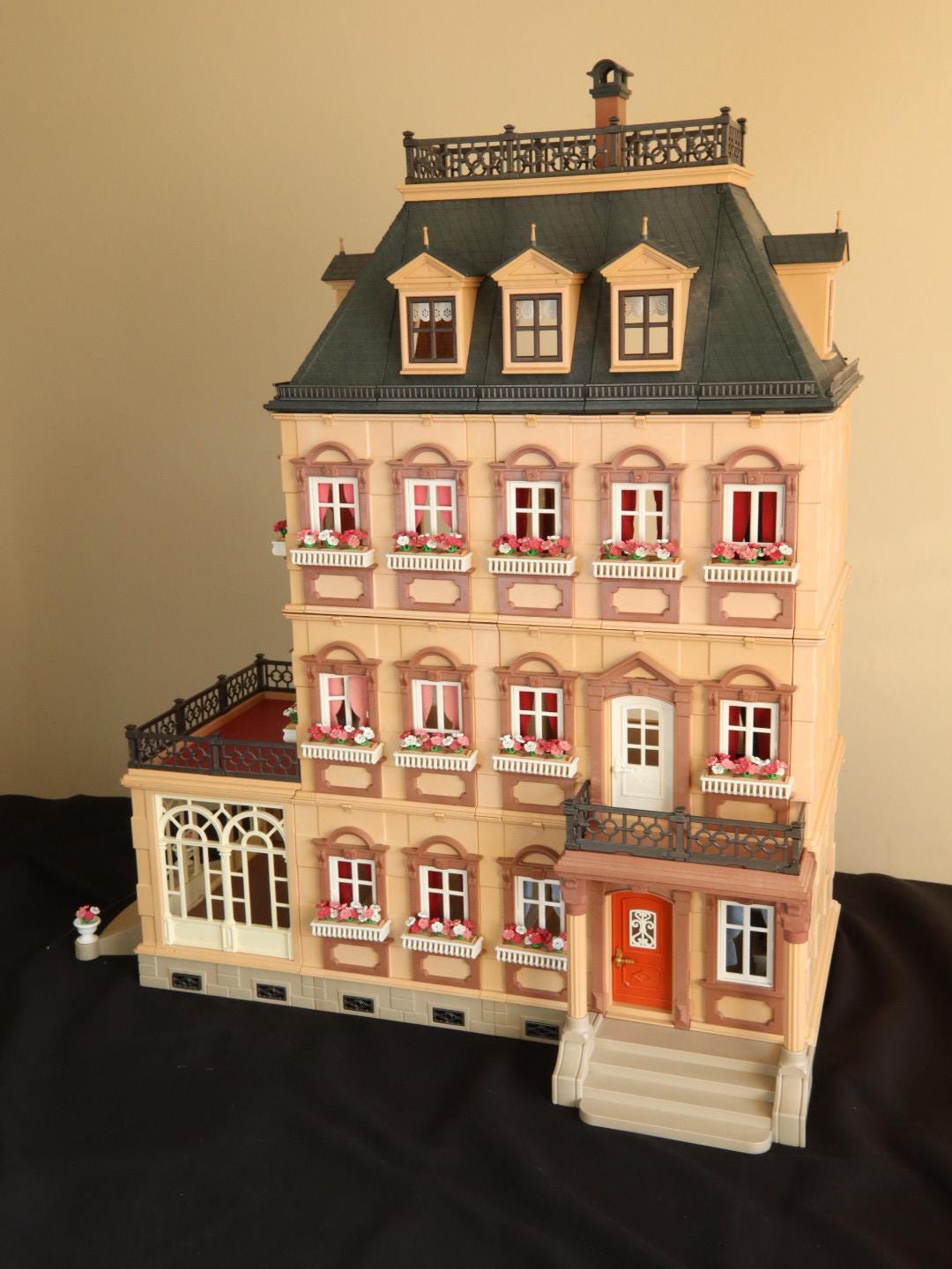Complete and Furnished Playmobil 5300 Victorian Dollhouse