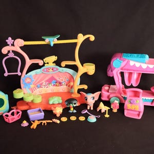 LPSのトリックとタレントショー、キャンディーカート、たくさんのアクセサリー、楽しいヴィンテージの小さなペットショップのプレイハウス