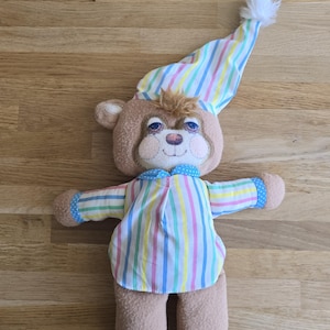 Teddy Beddy #1405 Fisher Price Oso vintage de 44 cm con pijama arcoíris y gorro de dormir de 1986