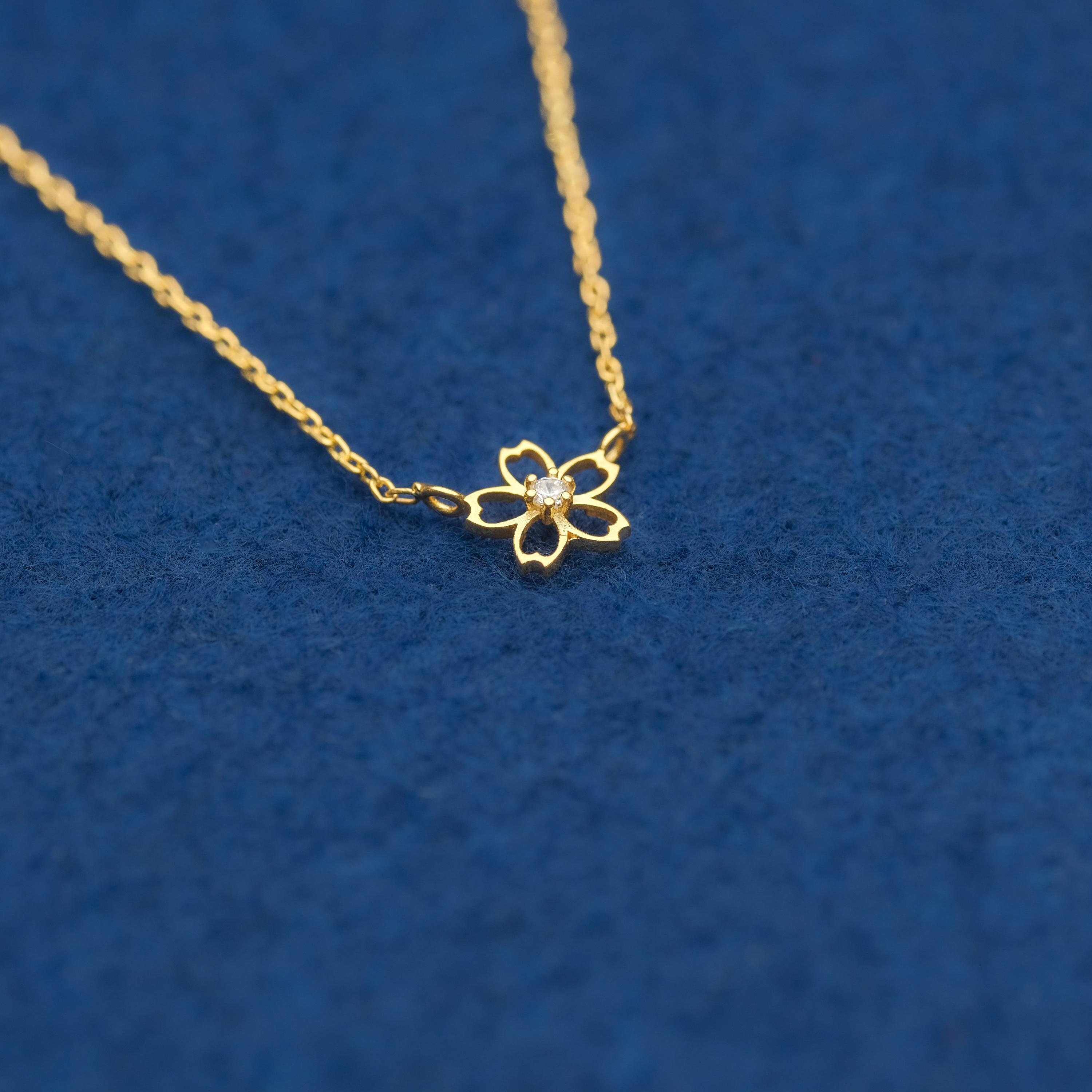 Solid Gold Elegant Diamond Daisy Necklace / Gift for Her 14k -18k Gold Flower Necklace / Tiny Flower Necklace / Minimalist Daisy Necklace